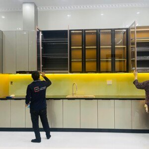 Mẫu tủ bếp inox cánh kính 20