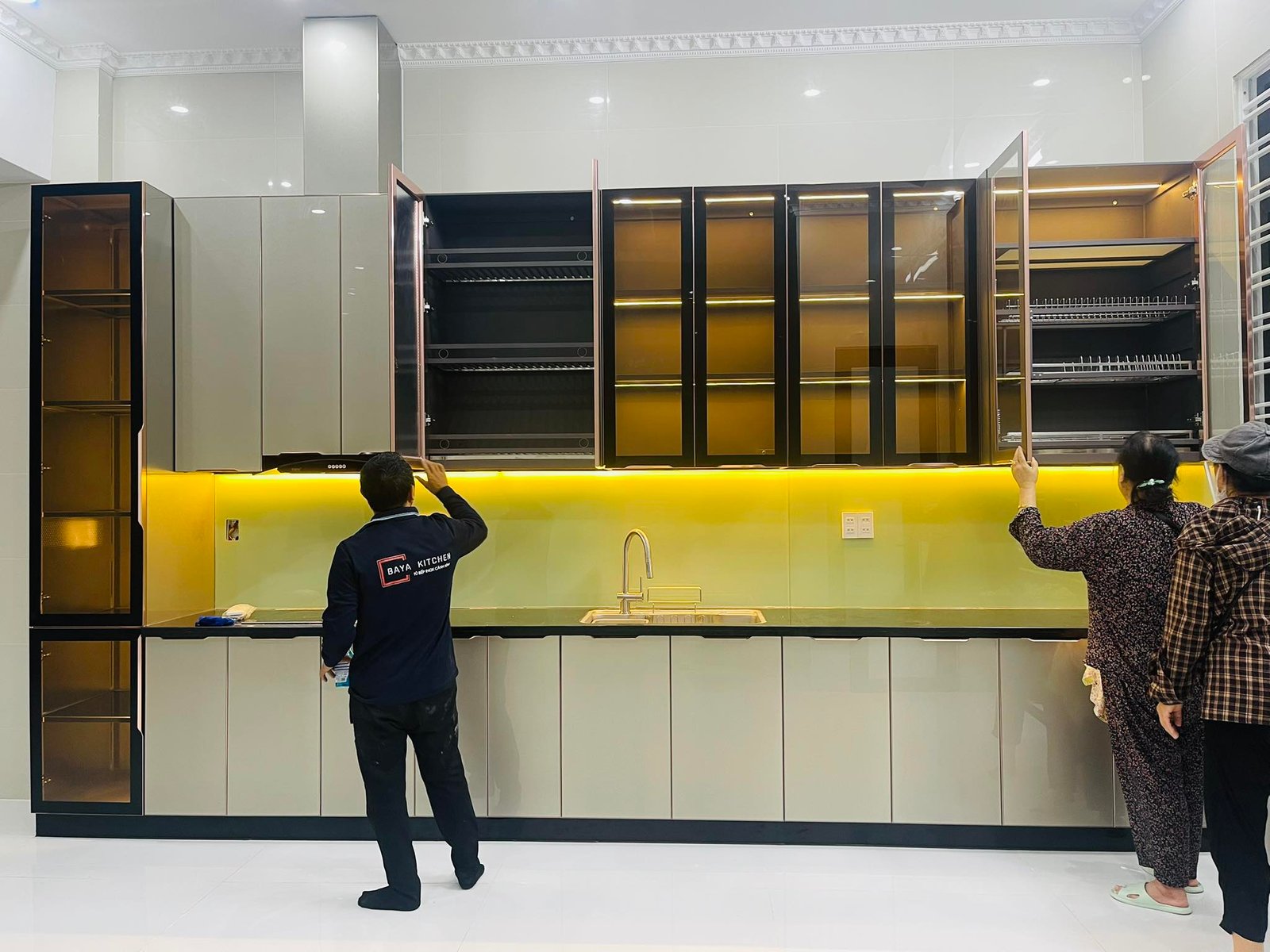 Mẫu tủ bếp inox cánh kính 20