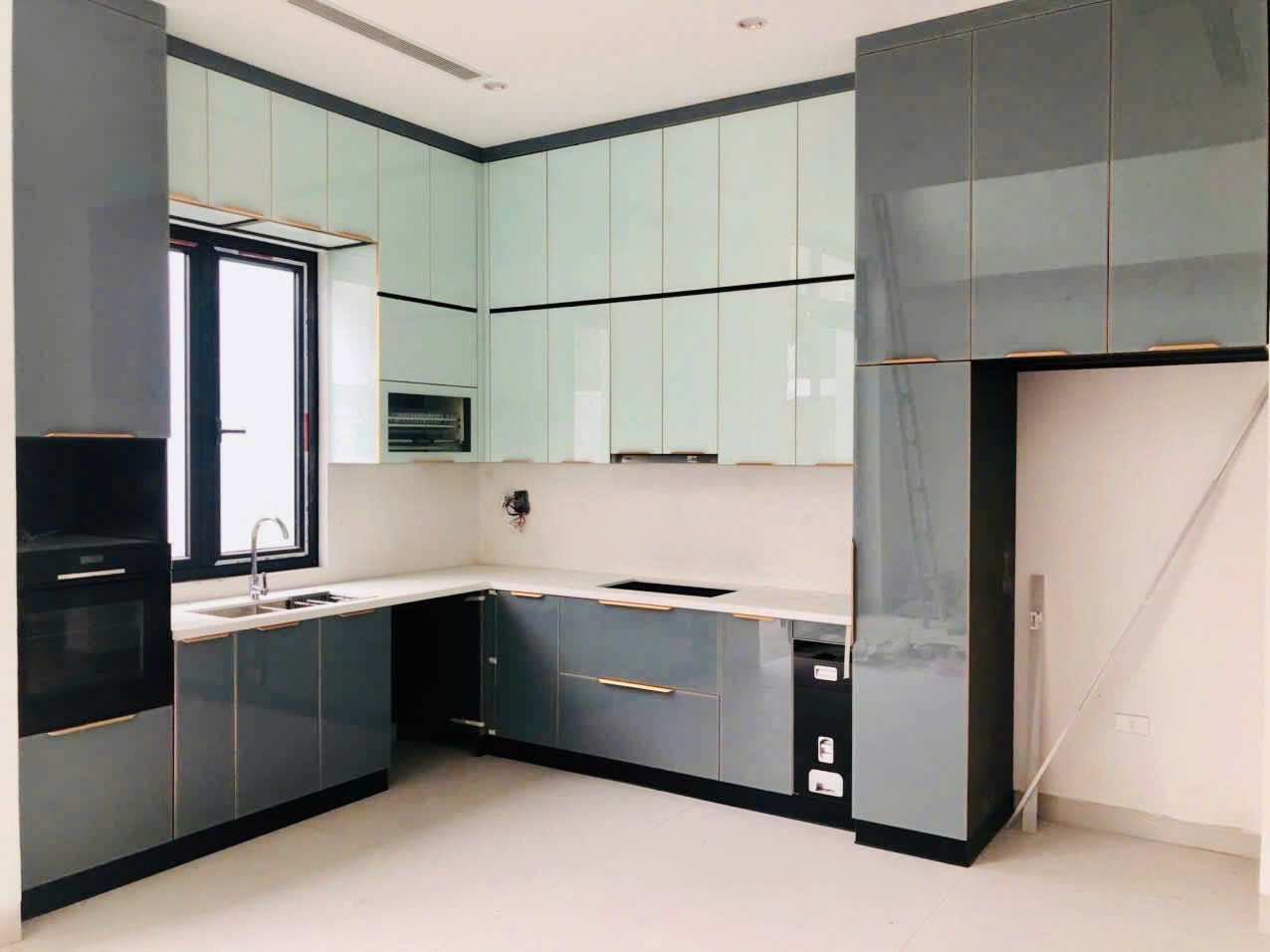 Mẫu tủ bếp inox cánh kính 48