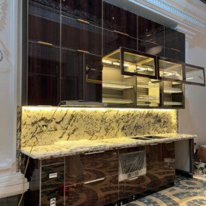 Mẫu tủ bếp inox cánh kính 11