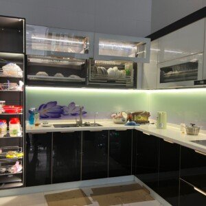 Mẫu tủ bếp inox cánh kính 22