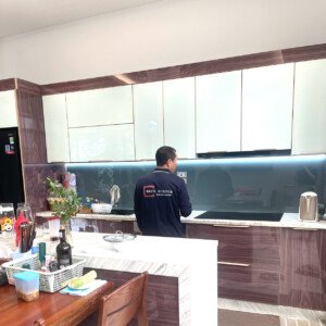 Mẫu tủ bếp inox cánh kính 25