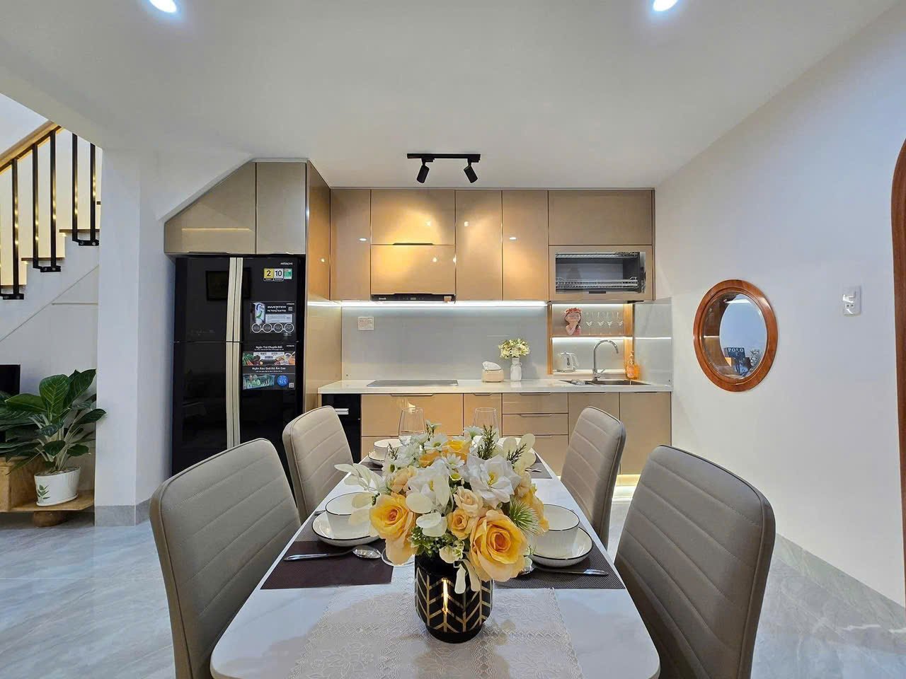 Mẫu tủ bếp inox cánh kính 34