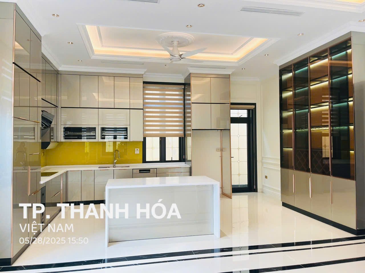 Tủ bếp inox cánh kính thi công thực tế 2025